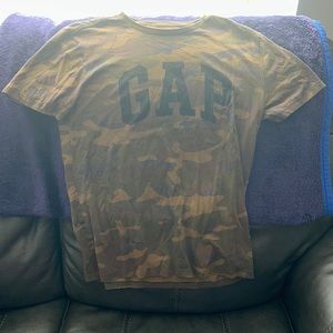 Camouflage Green Gap shirt, condition good, size is Males Small